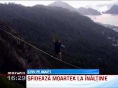 Cascadorii la inaltime: a mers pe sarma, la 1.000 de metri deasupra orasului Rio de Janeiro!