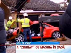Acrobatie spectaculoasa: A "zburat" cu masina intr-o casa