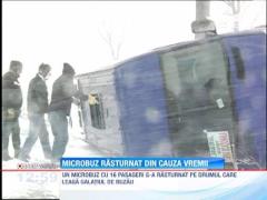 Un microbuz cu 16 pasageri s-a rasturnat din cauza vantului puternic