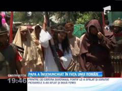 Papa Francisc a ingenunchiat in fata unui roman