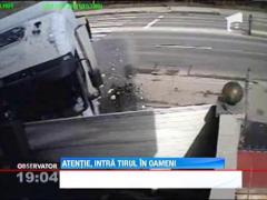 Sediul unei firme de textile, daramat de un TIR