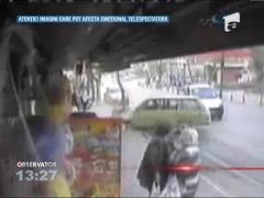 Cea mai norocoasa femeie din lume! A reusit sa se fereasca in ultima clipa din fata unei masini