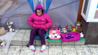 Doi frati emotioneaza o tara intreaga! Saraci si neglijati de parinti, si-au scos jucariile la vanzare, pe strada