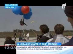 Cascadorie in numele lui Mandela: Un african a zburat legat de 160 de baloane