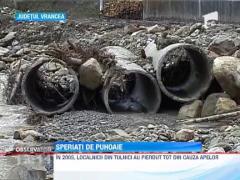 Sute de romani din mai multe localitati se tem ca apele le vor distruge gospodariile din nou