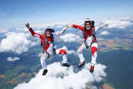 Saltul cu parasuta, noua pasiune a romanilor