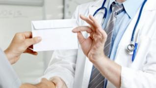 Doi medici de la Spitalul Grigore Alexandrescu au fost retinuti pentru luare de mita