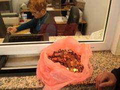 Razbunare "marunta"! Si-a platit amenda de 150 de lei numai in monede de cinci si zece bani