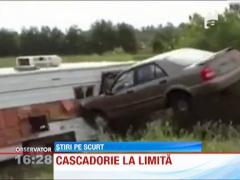 Cascadorie la limita! Mai multi tineri canadieni au sarit cu masina printr-o rulota si peste calea ferata