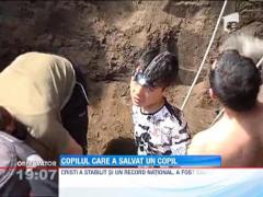 Copilul de trei ani, scos din fantana de prietenul sau mai mare, si-a reintalnit salvatorul