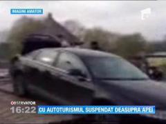 A fortat urcarea pe bac si a ramas suspendat cu jumatate de autoturism in aer