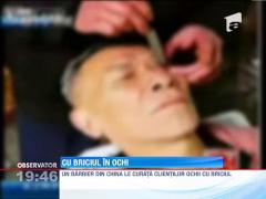 Un barbier curata ochii clientilor cu briciul