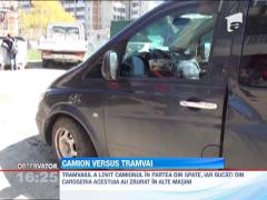 Un camion si un tramvai s-au ciocnit la Iasi