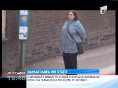 Dansatoarea din statie: Femeia se misca haios in timp ce asteapta autobuzul