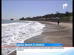 Marea Neagra inghite digurile din Eforie