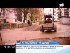 Un muncitor a facut breakdance cu excavatorul, pe un santier din Cluj