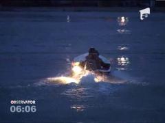 Doi politisti beti s-au izbit cu o barca de un trunchi de copac