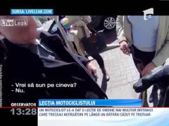 Un motociclist britanic s-a oprit sa il ajute pe un batran cazut pe trotuar