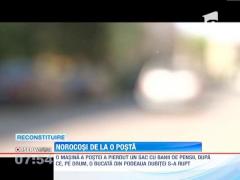 Un sac plin cu bani a fost pierdut de drum de masina postei