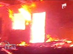 Dupa ce in doi ani si-au pierdut cinci copii, doi batrani au ramas si fara casa facuta scrum intr-un incendiu