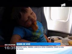 Un baietel de trei ani adoarme in timp ce mananca aripioare de pui