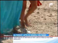 Tineri culesi cu targa din nisip, pe plaja din Mamaia