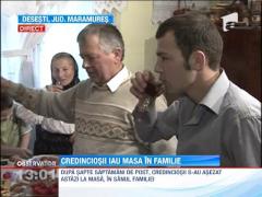 Credinciosii iau masa in familie