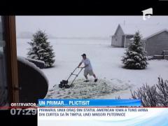 Un primar pus pe glume