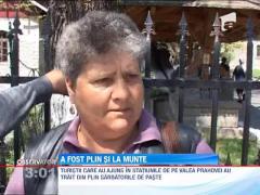 Plin de turisti si la munte