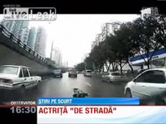 Moment inedit surprins pe o sosea din China! O femeie este "lovita" de o masina