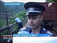 Accident feroviar in Bistrita Nasaud: Sapte vagoane pline cu lemne au deraiat si s-au rasturnat pe un viaduct