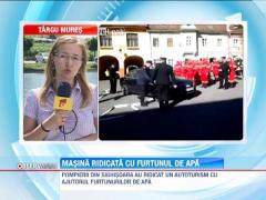 Masina ridicata cu furtunul de apa