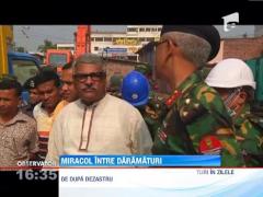 Femeie gasita IN VIATA sub daramaturile complexului prabusit in Bangladesh