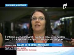 O infirmiera din Australia a salvat un barbat cazut de pe peron