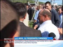 Traian Basescu s-a racorit cu o bere, la ziua comunei Pestera
