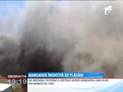 Mansarda unui bloc din Husi a luat foc