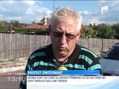 Doi copii s-au urcat pe acoperisul casei, refuzand sa plece cu asistentii sociali