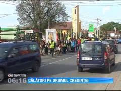 O suta de mii de credinciosi catolici au pornit spre Sumuleu Ciuc