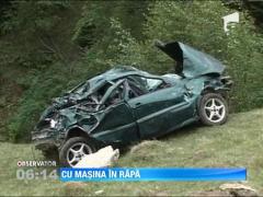 Sibiu: O tanara a supravietuit, dupa ce a sarit cu masina intr-o rapa