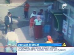 Spectacol in strada facut de un grup de rromi