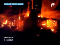 Un hotel si o cabana din localitatea Piatra Fantanele au ars pana la temelii