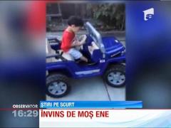 FUNNY: L-a furat somnul in timp ce isi conducea masinuta electrica