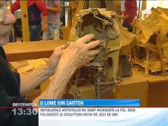 Artistul Bernard Lagneau a construit o casa de papusi mecanizata, din carton