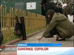 Copiii, invitati sa deseneze cu creta in curtea Guvernului, de ziua lor