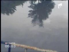 Masina inghitita de apele raului Mures