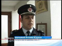 Femeie multilata in scara blocului cu o substanta chimica