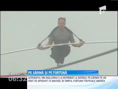 Acrobatul Nik Wallenda a mers pe sarma chiar in timpul unei furtuni
