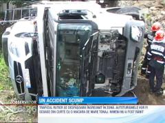 Un TIR care transporta autoturisme Mercedes s-a rasturnat