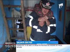 O batrana a fost salvata de pompieri, dupa mai bine de 12 ore de izolare in podul casei!