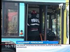 Autobuz suspendat printre firele de inalta tensiune